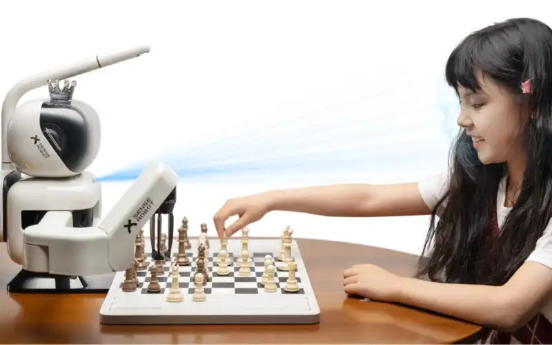 Robot intelligente per insegnare gli scacchi